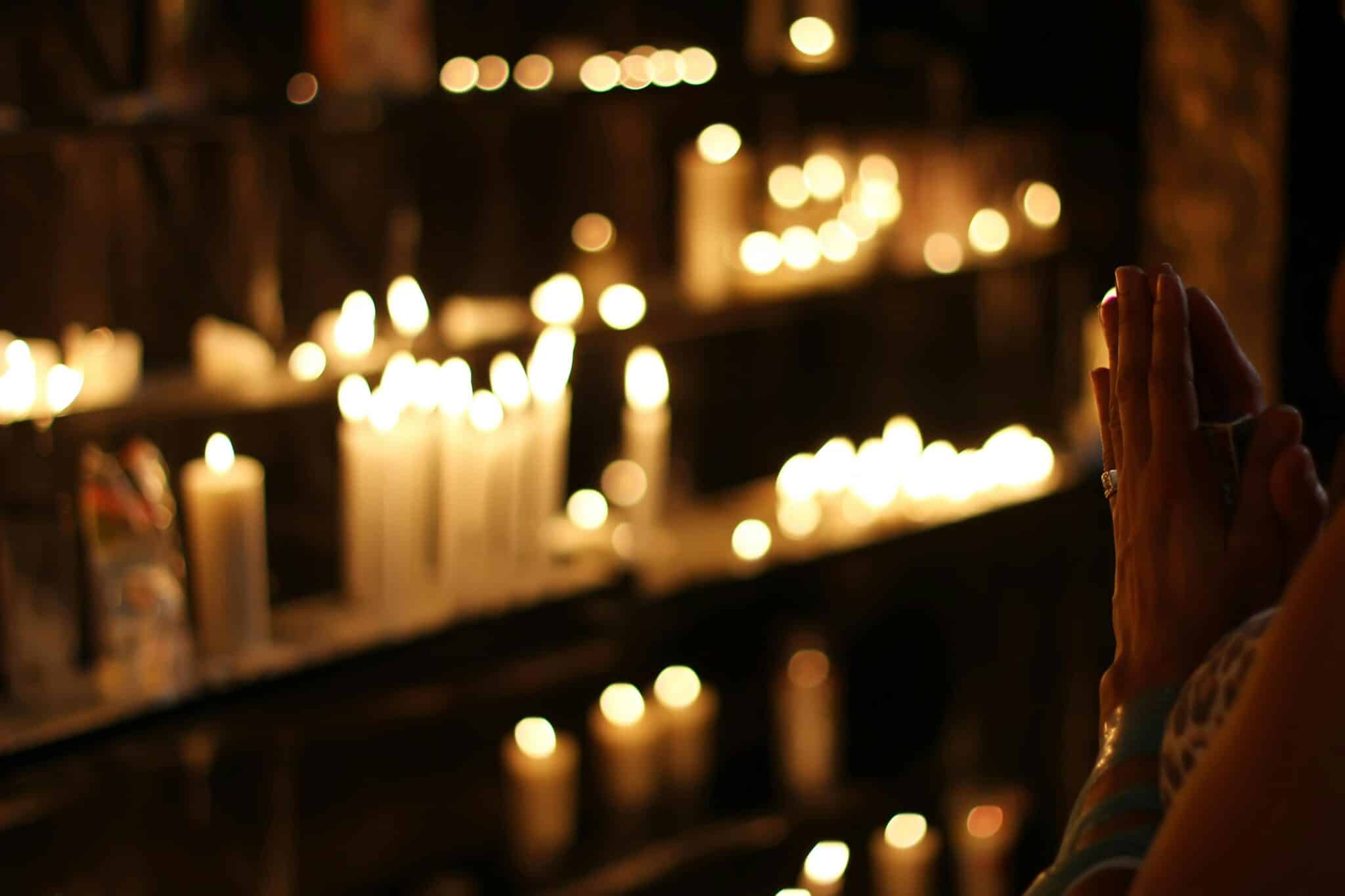 woman praying at mass | Photo by Rodolfo Clix
